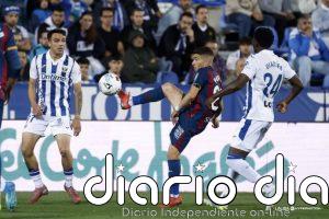 El Leganés acaricia la salvación y se la dificulta al Huesca