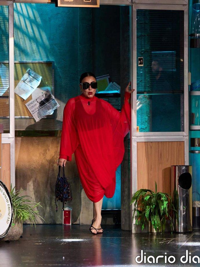 El look más etéreo de Candela Peña hasta la fecha en 'La Revuelta': translúcido y de líneas envolventes
