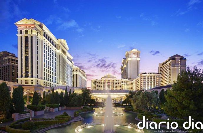El magnate Tilman Fertitta compra Caesars Entertainment por 4.900 millones más deuda
