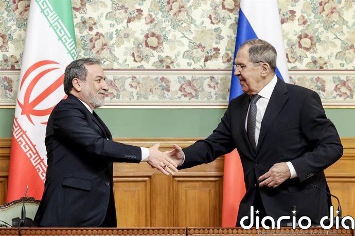 El ministro de Exteriores iraní trata con su homólogo ruso un posible "cese completo" de la guerra con EEUU e Israel