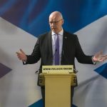 El ministro principal de Escocia insta a celebrar un referéndum ante la amenaza de la ultraderecha de Farage