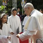 El Papa aboga en su encíclica por establecer límites de edad para el acceso de menores a móviles y redes sociales