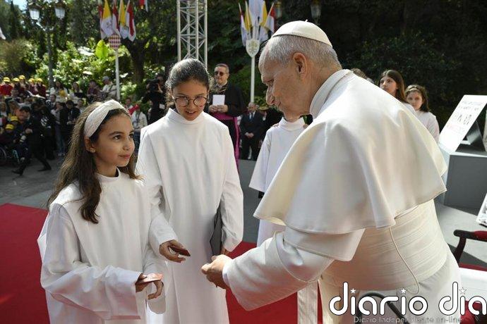 El Papa aboga en su encíclica por establecer límites de edad para el acceso de menores a móviles y redes sociales