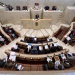 El Parlamento cántabro rechaza la 'prioridad nacional' de Vox con los votos del resto de la oposición y el PP