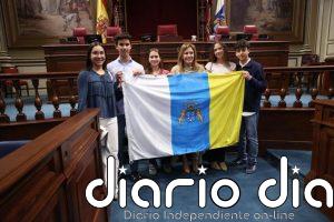 El Parlamento recibe a los cinco estudiantes canarios seleccionados para la Ruta Quetzal 2026