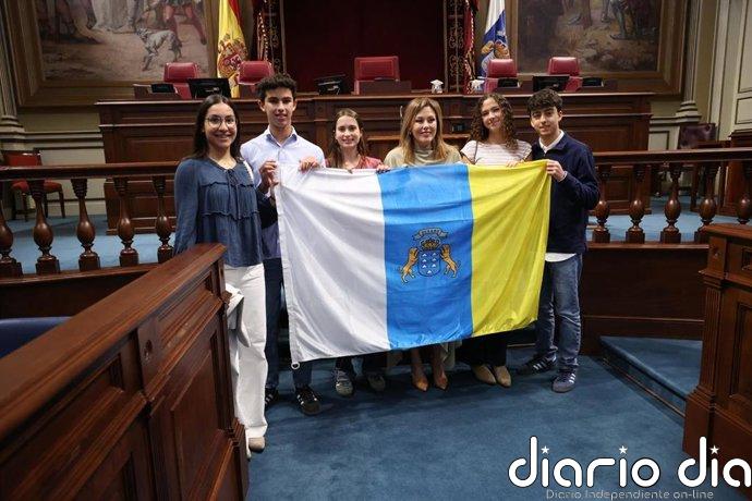 El Parlamento recibe a los cinco estudiantes canarios seleccionados para la Ruta Quetzal 2026