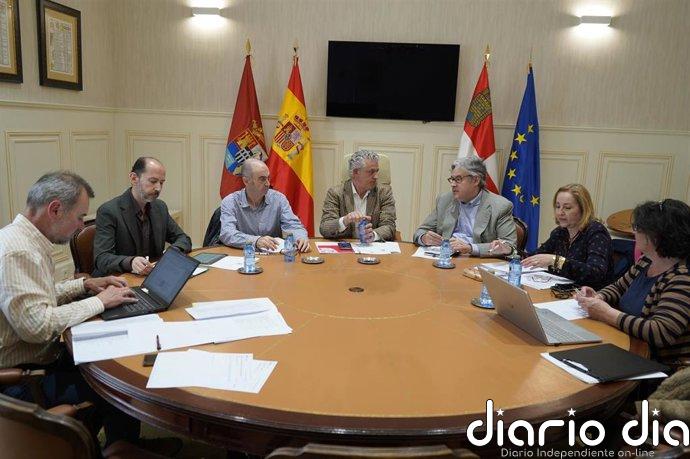 El prejurado del Premio Gil de Biedma de poesía de Segovia selecciona 16 finalistas entre 1.182 poemarios presentados
