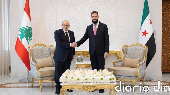 El primer ministro libanés destaca "avances significativos" con Damasco tras mantener una reunión con Al Shara