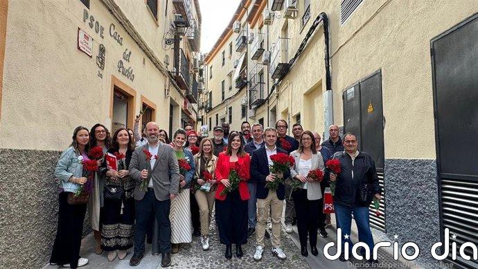El PSOE de Jaén cierra la campaña con un acto centrado en la sanidad y los servicios públicos y un reparto de flores