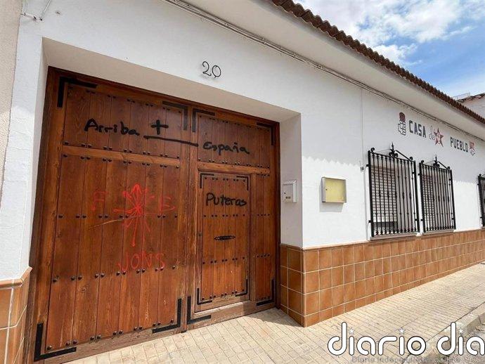 El PSOE denuncia la vandalización de su sede en Campo de Criptana con la aparición de pintadas en su fachada