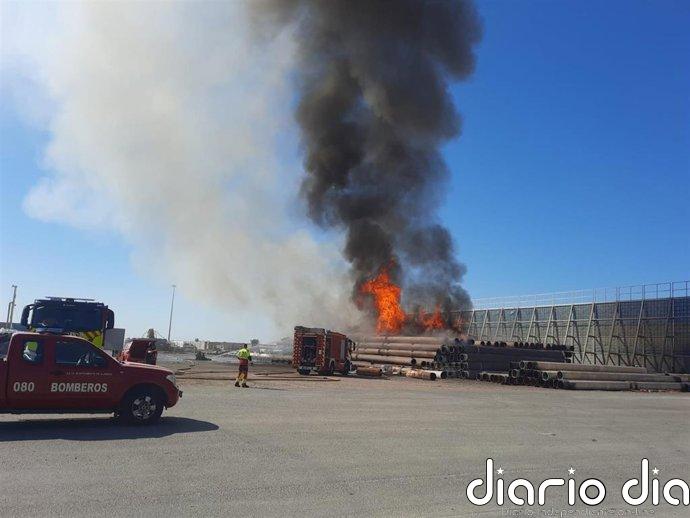 El Puerto de Almería desactiva su Plan de Autoprotección tras la extinción del incendio en el Muelle de Pechina