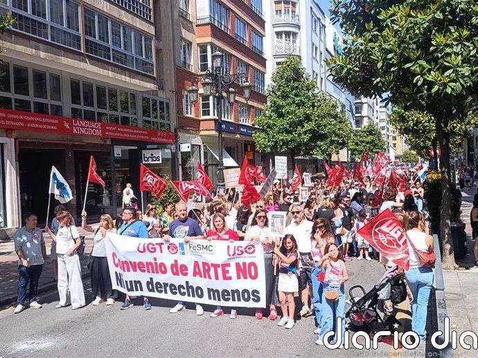 El sector del comercio textil sale a la calle en Oviedo contra el convenio estatal