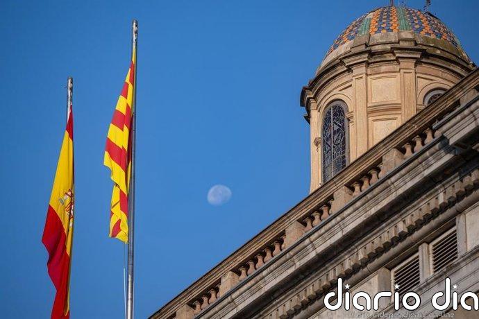 El TSJC avala que la bandera española ocupe un lugar preferente en actos del Govern en el interior