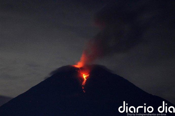 El volcán Semeru de Indonesia entra en erupción cinco veces en una sola mañana
