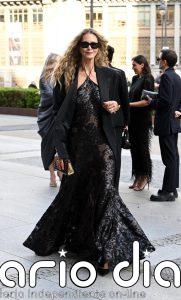 Elle Macpherson, impresionante, acapara todas las miradas en su paso por España