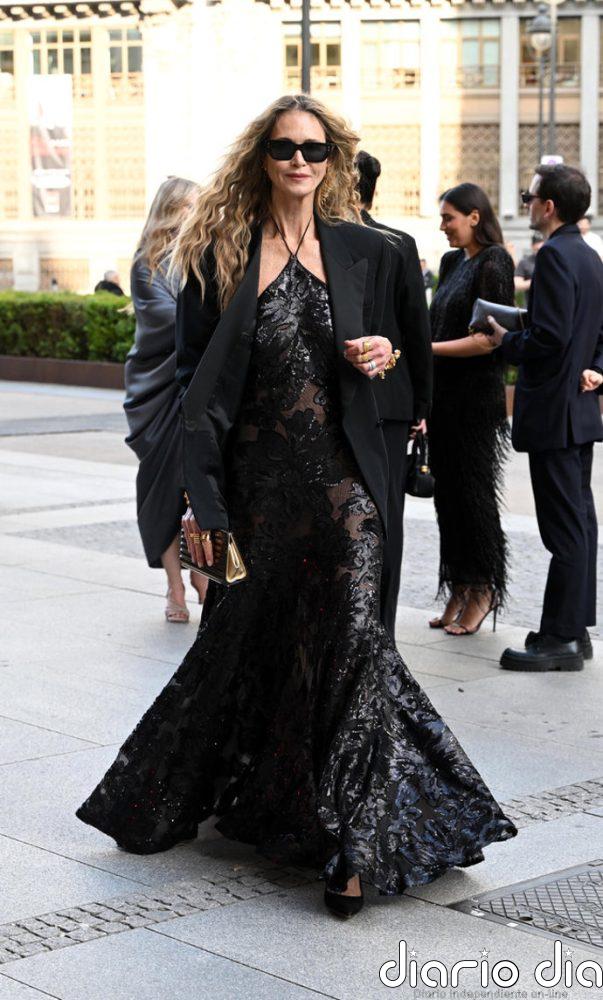 Elle Macpherson, impresionante, acapara todas las miradas en su paso por España