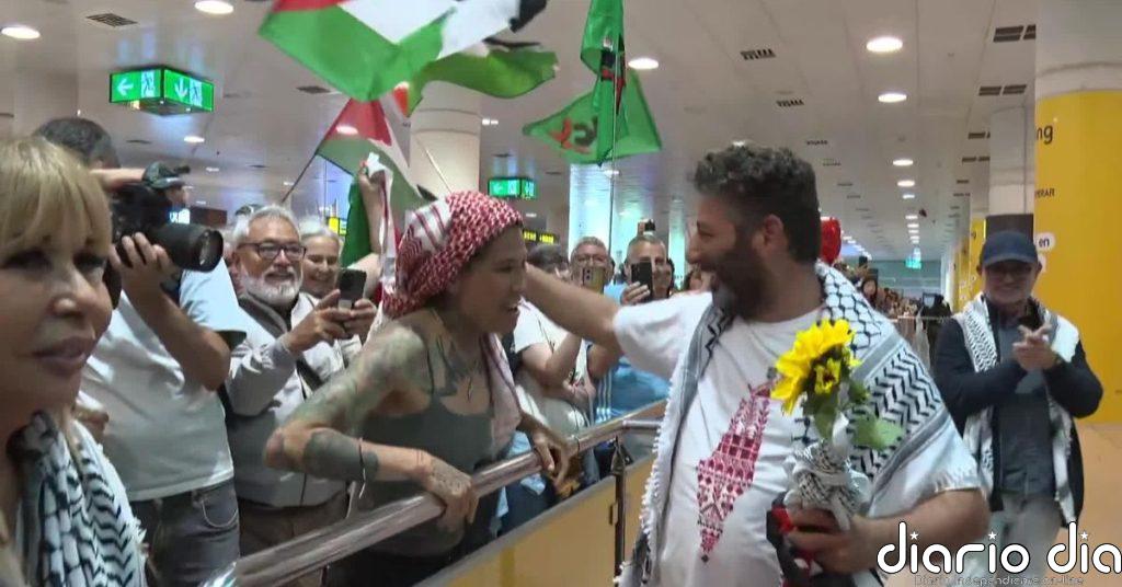 Emocionante llegada de Saif Abu Keshek a Barcelona tras “seis días brutales” en una prisión de Israel