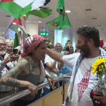 Emocionante llegada de Saif Abu Keshek a Barcelona tras “seis días brutales” en una prisión de Israel
