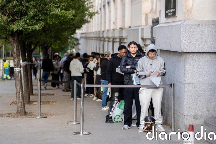 Entidades denuncian "trabas administrativas" y redadas "racistas" policiales tras un mes de la regularización