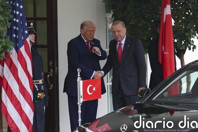 Erdogan traslada a Trump su apoyo a iniciativas constructivas para poner fin a la guerra en Irán