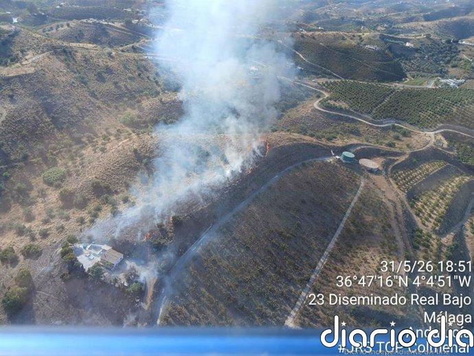 Estabilizado el incendio forestal declarado en Vélez-Málaga que moviliza a un helicóptero