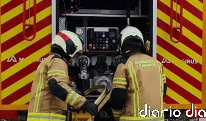 Evacuado al hospital tras declararse un incendio en su casa en Pinos Puente (Granada)