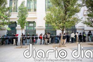 Experto en extranjería denuncia un "contrasentido" en la regularización: admitidos a trámite pero sin poder trabajar