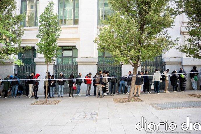 Experto en extranjería denuncia un "contrasentido" en la regularización: admitidos a trámite pero sin poder trabajar