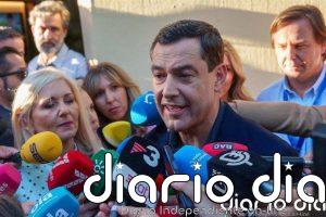 Feijóo y cargos del PP reciben a Moreno con una gran ovación a su llegada a la sede nacional del partido en Madrid