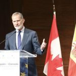 Felipe VI entrega el Premio de Poesía "Joan Margarit" a Margaret Atwood: "Un alma que refleja todo un país"