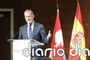 Felipe VI entrega el Premio de Poesía "Joan Margarit" a Margaret Atwood: "Un alma que refleja todo un país"