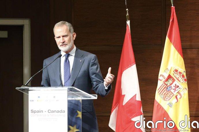 Felipe VI entrega el Premio de Poesía "Joan Margarit" a Margaret Atwood: "Un alma que refleja todo un país"
