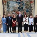Felipe VI entrega el premio Enrique V. Iglesias a la familia Luksic, saga de empresarios chilenos