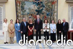 Felipe VI entrega el premio Enrique V. Iglesias a la familia Luksic, saga de empresarios chilenos