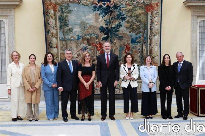 Felipe VI entrega el premio Enrique V. Iglesias a la familia Luksic, saga de empresarios chilenos