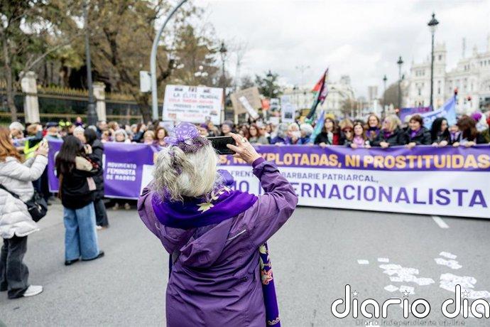 Feministas exigen a Igualdad retirar la guía de lenguaje inclusivo para la Administración por "diluir la categoría sexo"