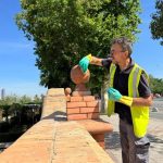 Finalizados los trabajos de restauración de los bancos y muro del Paseo de las Delicias de Sevilla