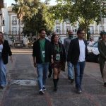 García (Adelante) llega a la sede donde seguirá los resultados acompañado por la exlíder regional Teresa Rodríguez