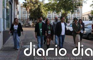García (Adelante) llega a la sede donde seguirá los resultados acompañado por la exlíder regional Teresa Rodríguez