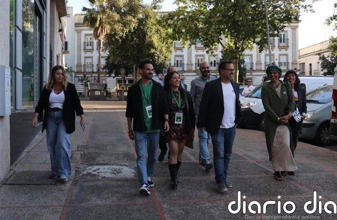 García (Adelante) llega a la sede donde seguirá los resultados acompañado por la exlíder regional Teresa Rodríguez