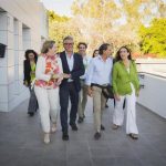 Gavira (Vox) llega al restaurante de Sevilla donde va a seguir la noche electoral del 17M