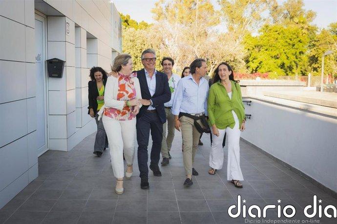 Gavira (Vox) llega al restaurante de Sevilla donde va a seguir la noche electoral del 17M