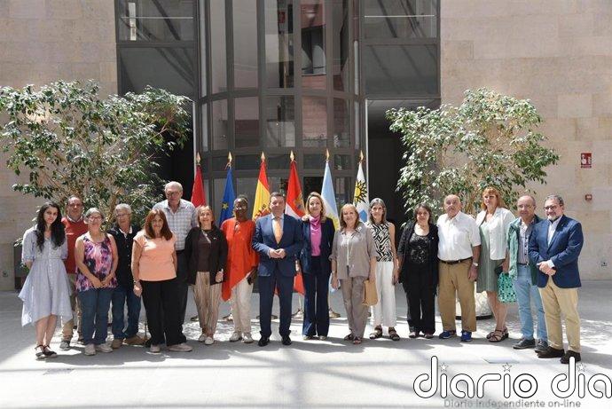González Gago recibe a una docena de emigrantes llegada a CyL gracias al Programa Añoranza
