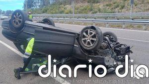 Herido el conductor de un turismo tras volcar su vehículo en la A8 en Muros de Nalón