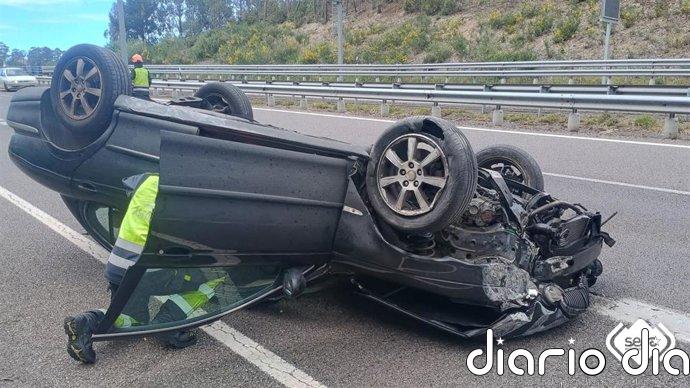 Herido el conductor de un turismo tras volcar su vehículo en la A8 en Muros de Nalón