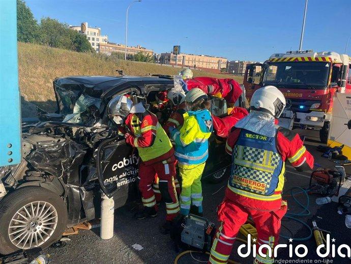 Herido un conductor de 30 años tras un alcance de su coche con un camión en Parla