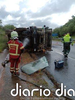 Heridos leves los conductores de un camión y un turismo tras chocar en la A-8 en Cabezón de la Sal