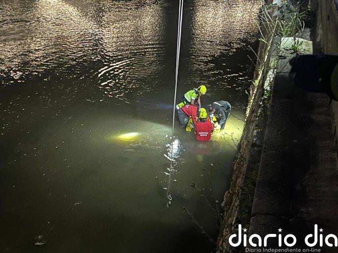 Hospitalizada grave una mujer rescatada por Bomberos tras caer al río Manzanares en Madrid