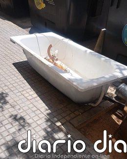 Identifican a una persona que dejó una bañera en la calle en Palma y que podría ser multada con 1.500 euros