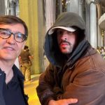 Illa se hace un 'selfie' con Bad Bunny visitando la Sagrada Família